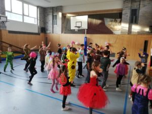 Read more about the article Schulfasching in der Turnhalle