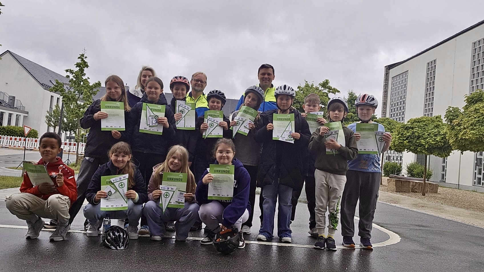 Read more about the article Sicher unterwegs – 4b besteht Fahrradführerschein-Prüfung