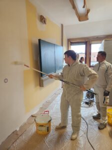 Read more about the article Schüler bringen mit Firma Frohnhöfer neue Farbe ins Schulhausleben