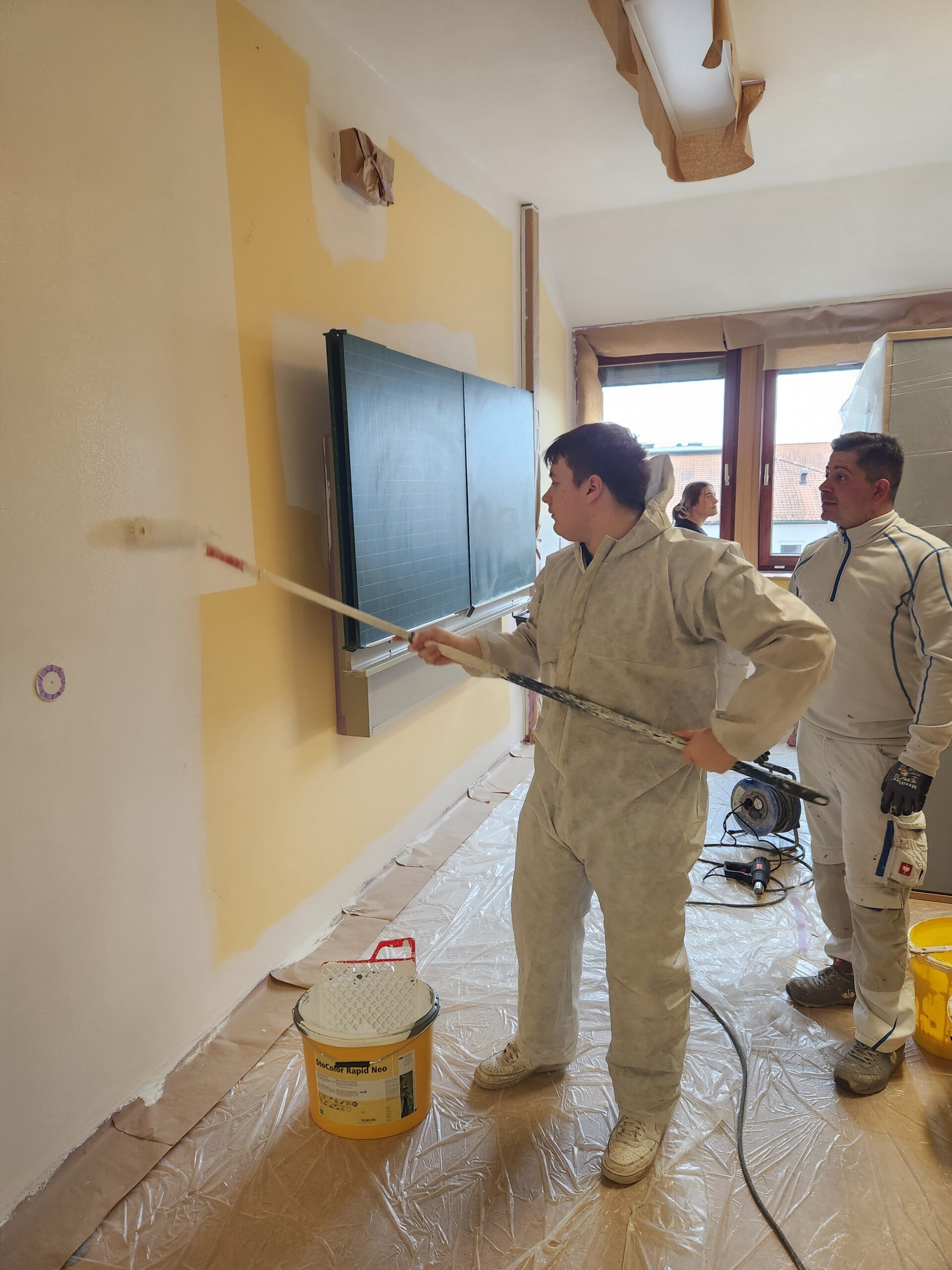 You are currently viewing Schüler bringen mit Firma Frohnhöfer neue Farbe ins Schulhausleben