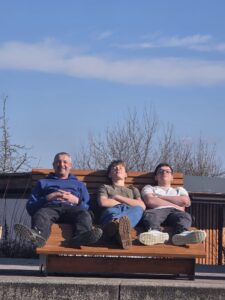 Mehr über den Artikel erfahren Neue Liegebänke laden zum Entspannen an der MGS ein