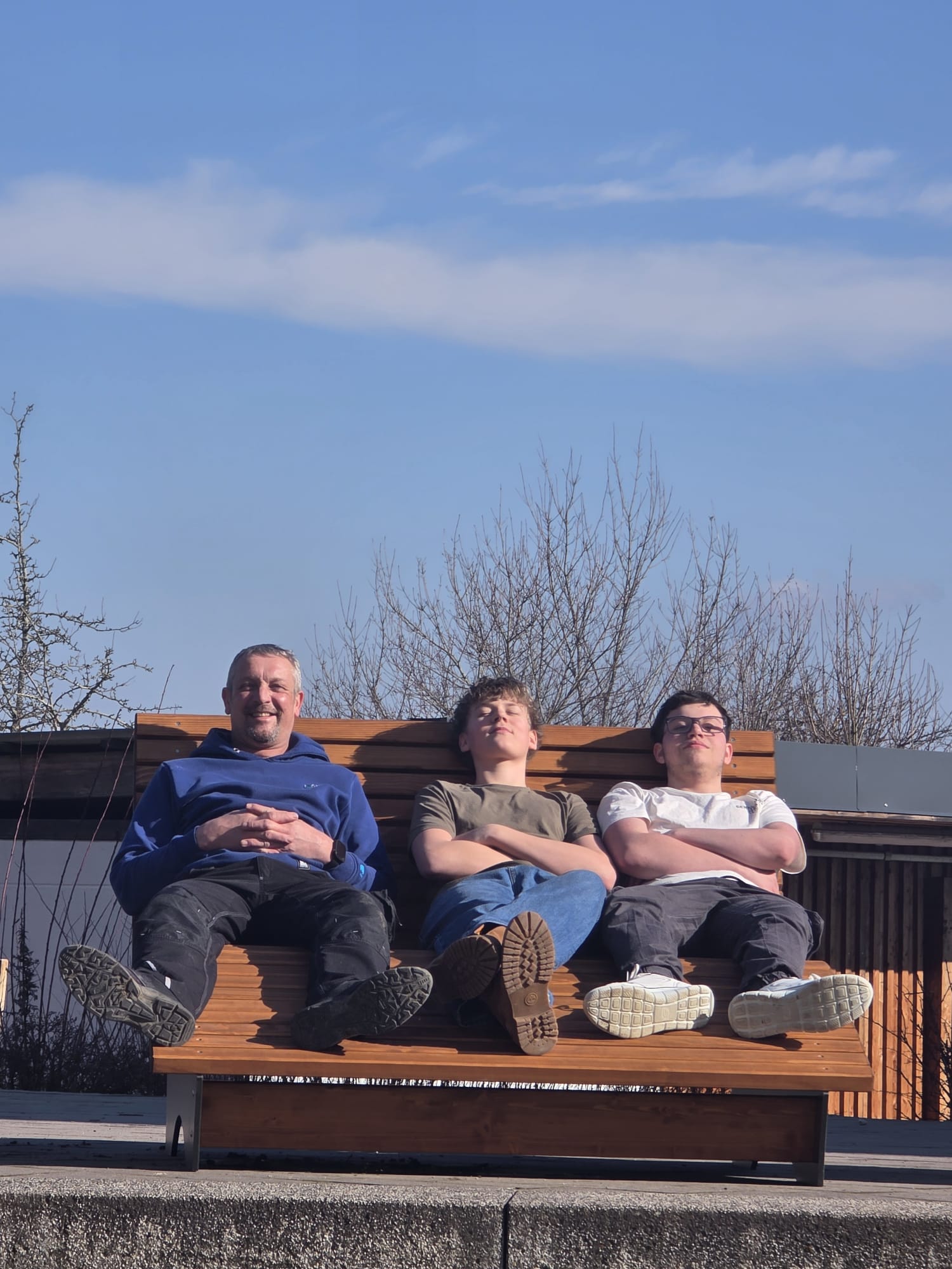 Mehr über den Artikel erfahren Neue Liegebänke laden zum Entspannen an der MGS ein