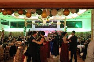 Mehr über den Artikel erfahren Tanzabschlussball als Gemeinschaftsprojekt begeistert Gäste